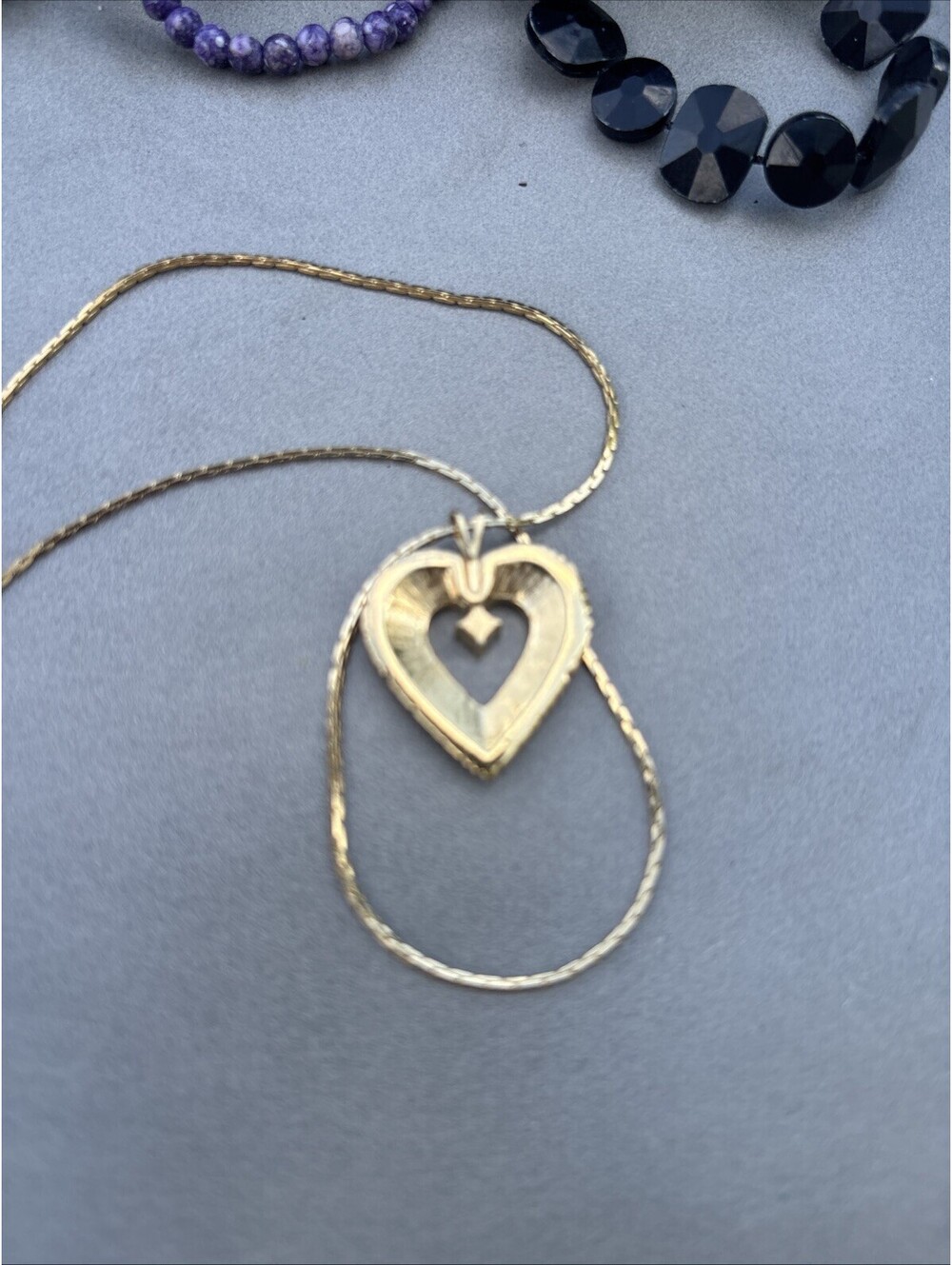 Vintage Avon Gold-Tone Necklace With Green Rhinestone Set In A Heart Pendant - Picture 3 of 3